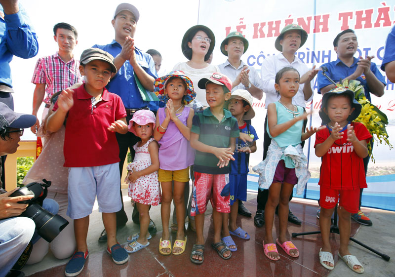 Cờ[-]Tổ[-]quốc[-]tung[-]bay[-]nơi[-]đảo[-]tiền[-]tiêu